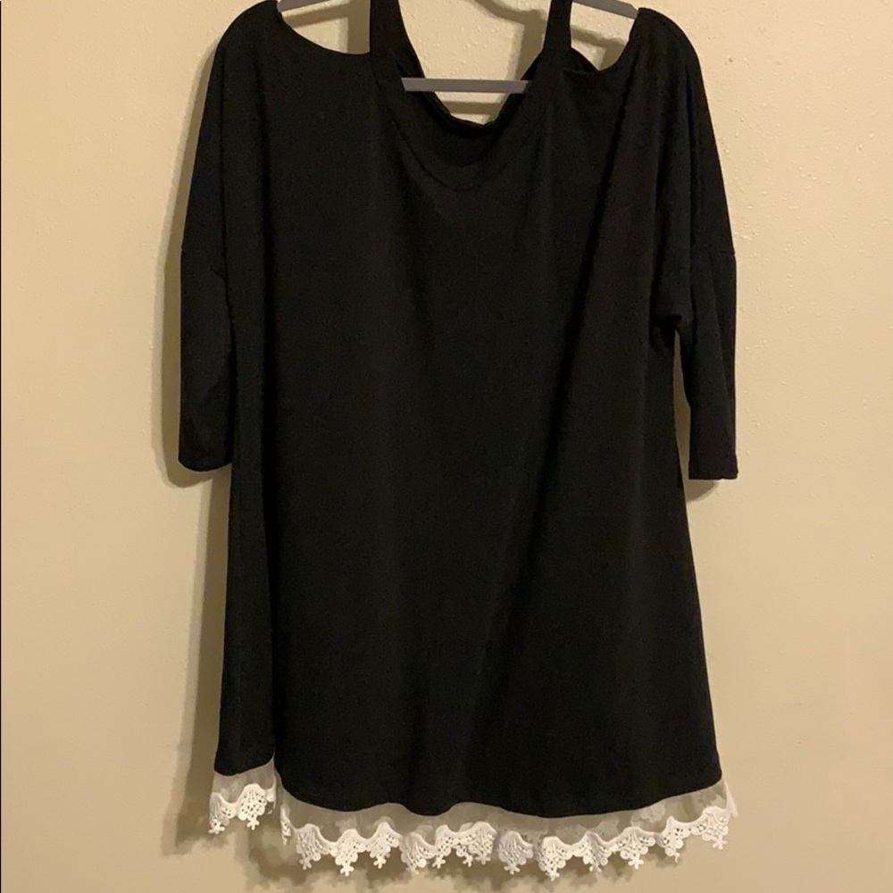 Black flows dress with lace accents 👗